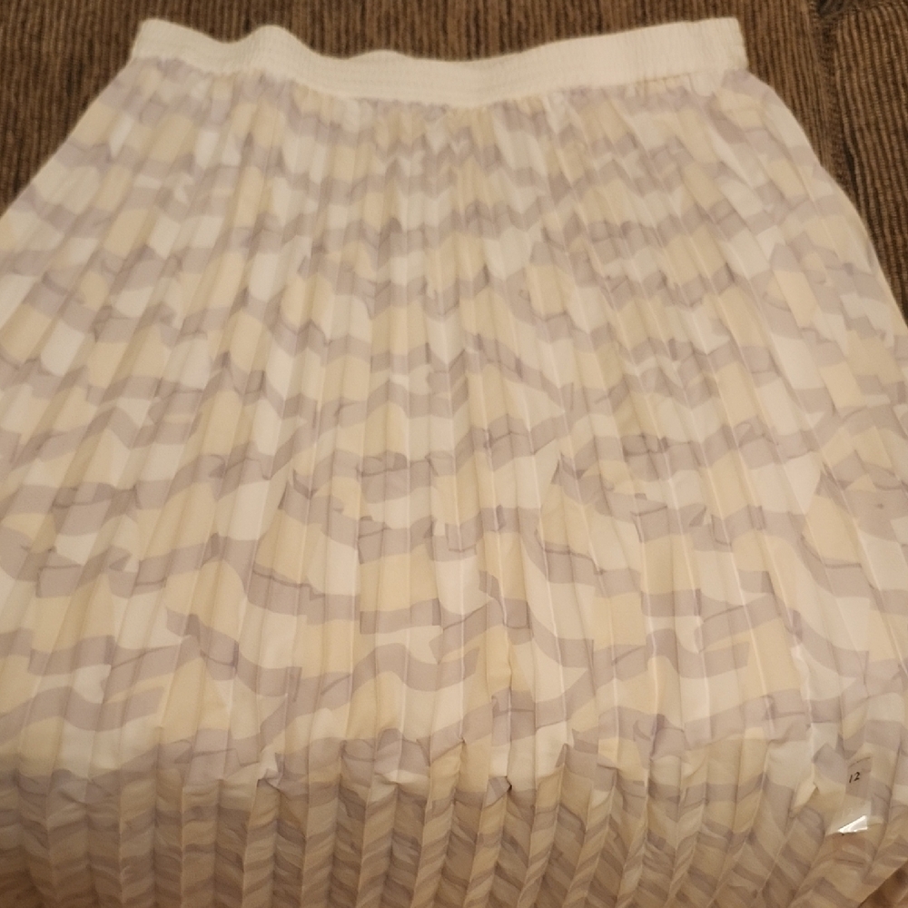 Tommy Hilfilger.Elegant Pleated Skirt in Cream and Gray